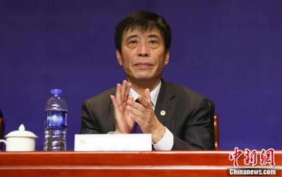 等我都摆平之后，再让费小姐那边稍微松一松，到时候钟叔再被遣送回去，就万事大吉了。